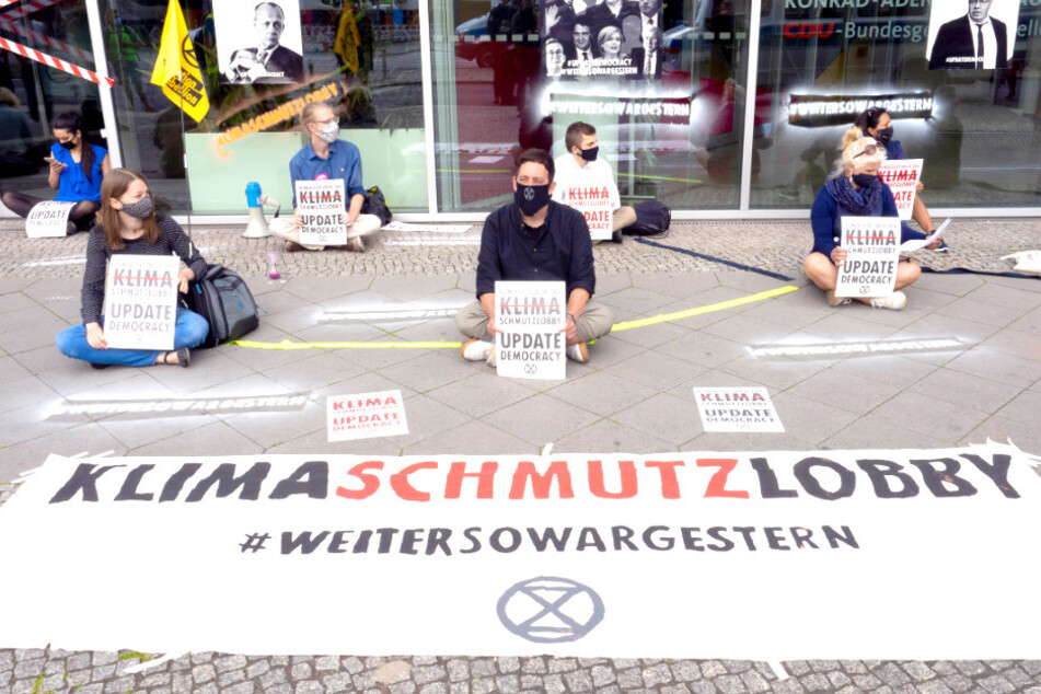 Umweltaktivisten protestieren in Berlin und kleben sich an CDU-Parteizentrale fest