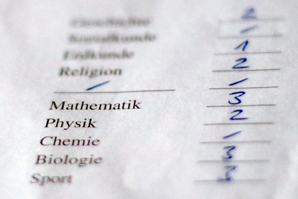 Schulnoten sind auf einem Zeugnis zu lesen. In Niedersachsen sollen Schulen künftig auf klassische Noten verzichten können. (Symbolfoto)
