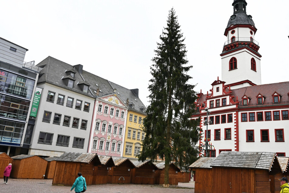 Das war's für die Fichte! Am Montag wird der Chemnitzer Weihnachtsbaum abgetragen.