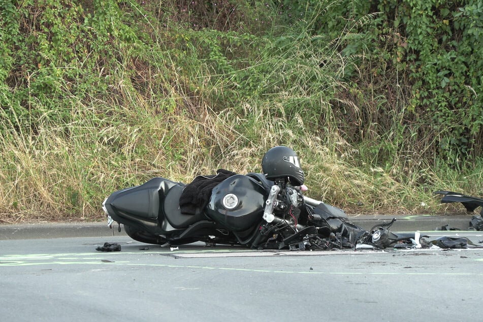 Das Motorrad wurde durch die Kollision mit dem Taxi völlig zerstört.