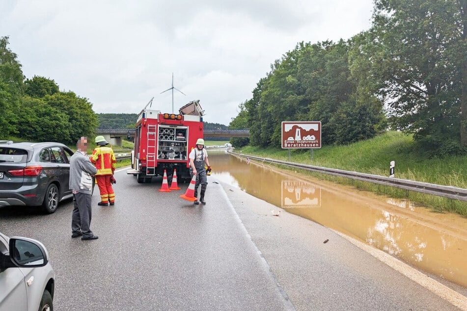 Zwischen Beratzhausen und dem Rastplatz Höll ist die A3 wegen den Wassermassen dicht.