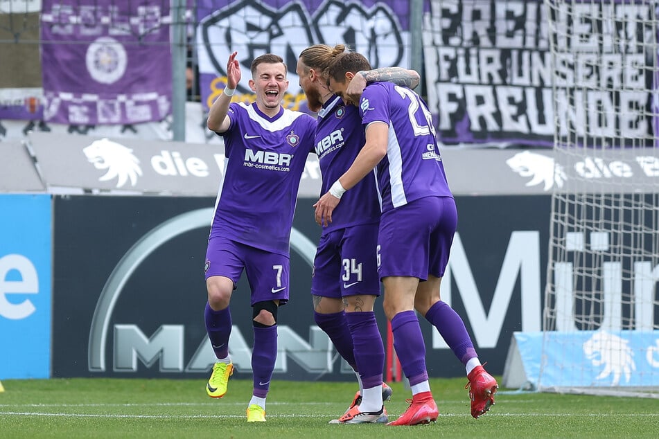 Früher Torjubel: In der zweiten Spielminute schoss Sean Seitz (l.) das 0:1.