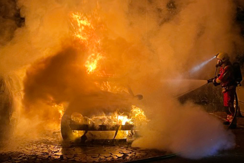 Nacht der abgefackelten Autos: Polizei jagt Brandstifter