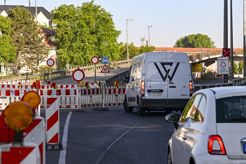 Die Brücke an der Wuhlheide in Berlin wird abgerissen.