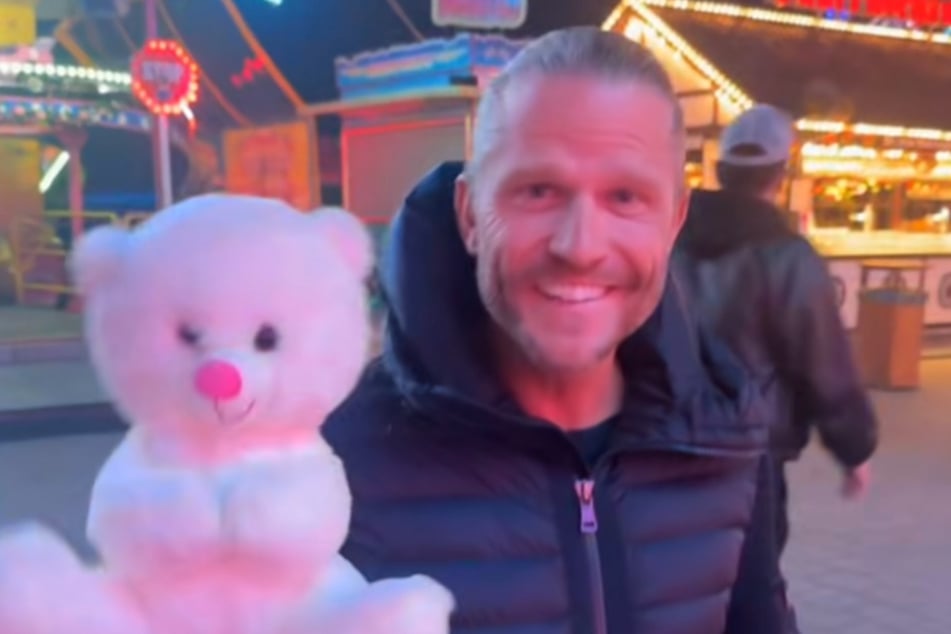 Paul Janke (43) gewann einen weißen Teddybären auf dem Hamburger Dom.