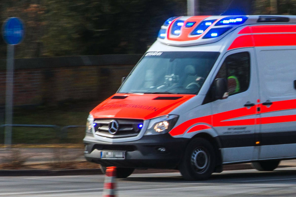 Ohne Führerschein und im Vollrausch: Opel-Fahrer bei Baum-Crash schwer verletzt