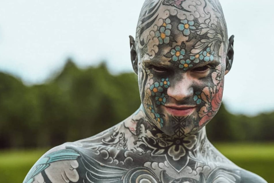 Teacher says he's barred from teaching kindergarten because of tattoos