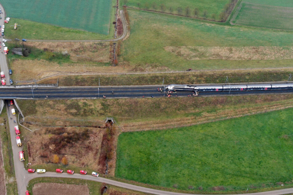 Dieses von der Präfektur Bas-Rhin zur Verfügung gestellte Foto zeigt Feuerwehrwagen in der Nähe des TGV-Hochgeschwindigkeitszuges.