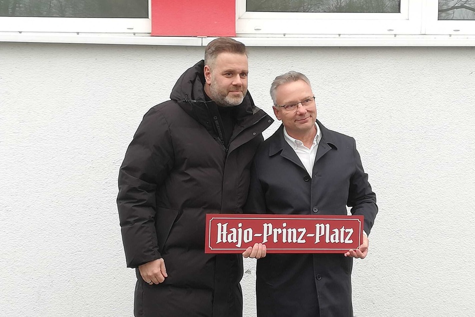 FCE-Präsident Sebastian Lemke (42, l.) mit dem Sohn der verstorbenen FCE-Legende Hajo Prinz.