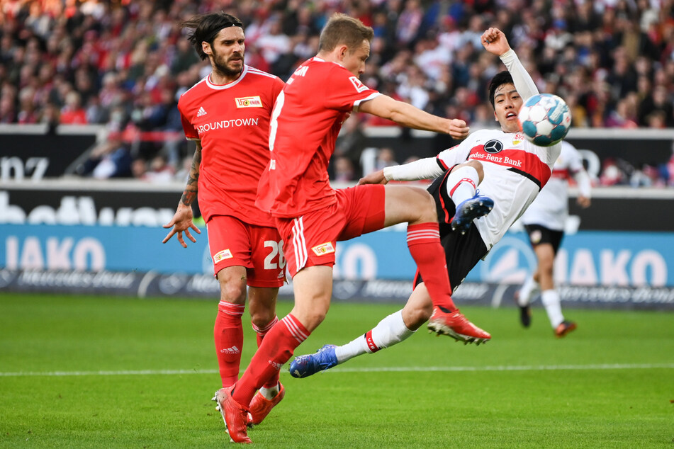 Wataru Endo (r.) kam in der 17. Minute artistisch zum Abschluss, doch der Ball ging schließlich drüber.