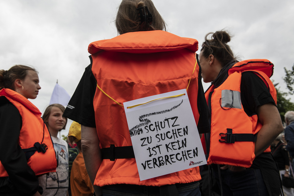 Mit Rettungswesten stehen Teilnehmer an der Demonstration der Organisation Seebrücke im Juli am Bundeskanzleramt.