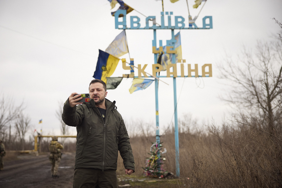 Der ukrainische Präsident Selenskyj hat die halb von russischen Truppen eingeschlossene Frontstadt Awdijiwka im Gebiet Donezk besucht.