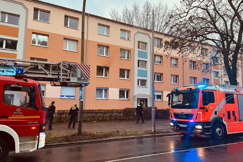 Auch ein Drehleiterfahrzeug ist vor Ort.