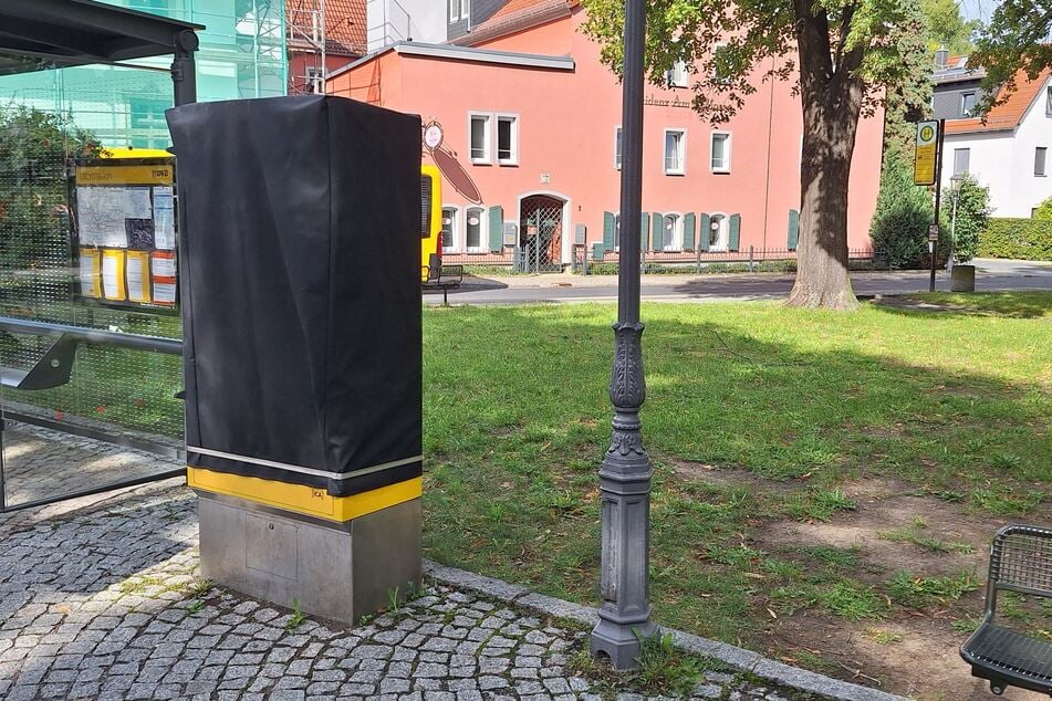 Seit dem Aufbruch ist der Fahrkartenautomat abgedeckt.
