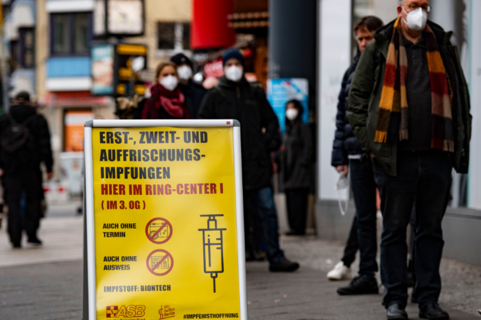Der Andrang auf Impfungen ist groß. Zahlreiche Berliner wollen sich am Ring-Center den Piks in den Arm abholen.