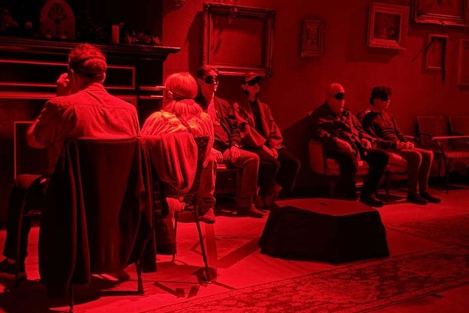 Augenbinde statt Bühnenblick: Theatergäste sehen die gesamte Vorstellung über nichts