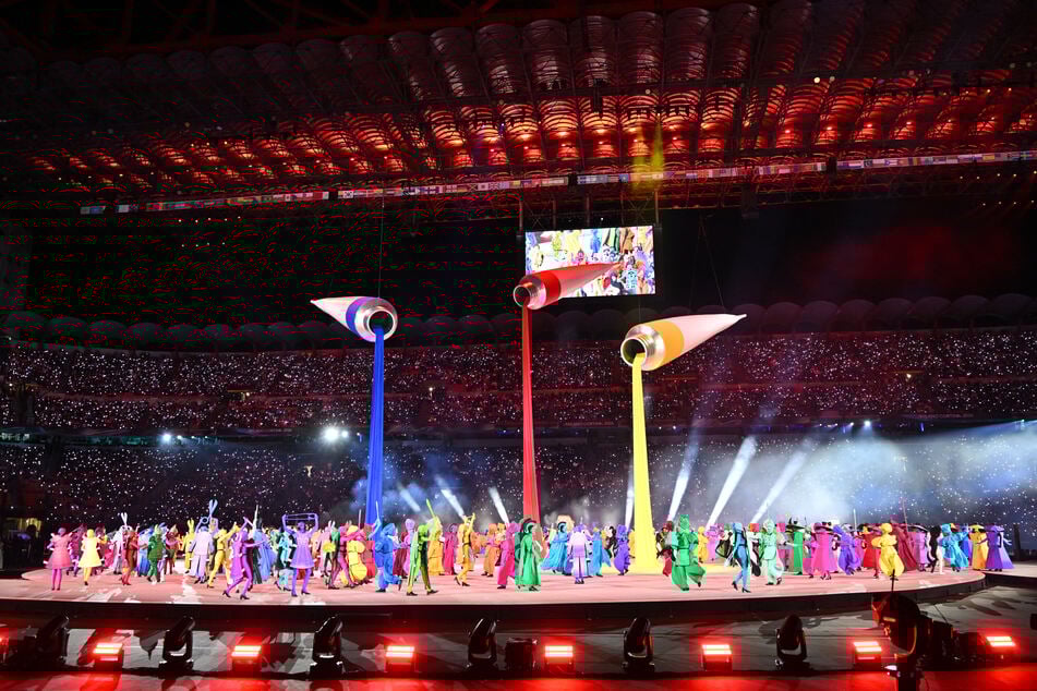 Auf der Olympia-Bühne im San-Siro-Stadion geht es bunt zu.