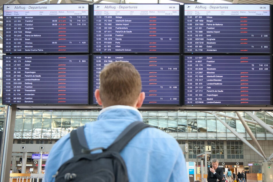 Viele Reisende standen am Sonntag ratlos vor den Anzeigetafeln am Hamburger Flughafen.