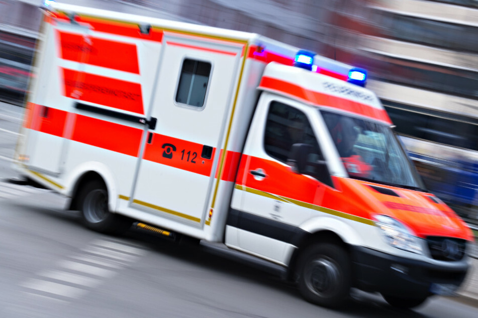 Ein zehn Jahre alter Junge ist an einer Kreuzung in München von einem Auto angefahren und in der Folge schwer verletzt worden. (Symbolbild)