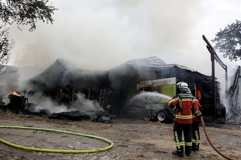 Lagerhalle brennt ab: Schaden geht in die Millionen