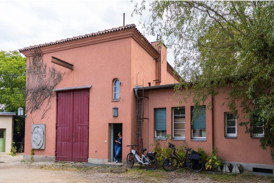 Das Atelierhaus von vorn: Die hohe Tür und der Seilzug boten und bieten Platz für die Anfertigung großer Plastiken.
