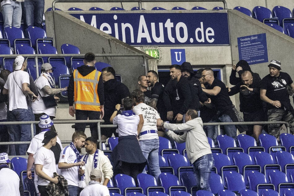 Die SGE-Fans waren aus dem Gästeblock geklettert und hatten sich mit Schalker Anhängern geprügelt.