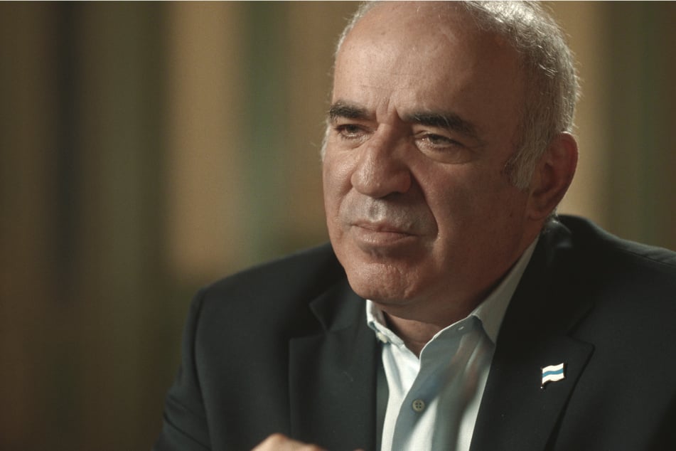 Garri Kasparow will in der Netflix-Doku "Königin des Schachs" nicht so richtig zugeben, dass er eigentlich nur durch Schummelei seine Partie gegen die 17-jährige Judit Polgar gewann.