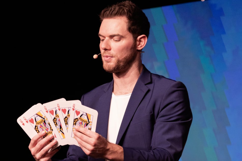 Im ersten Teil der Show verblüfft Ben David das Publikum mit seiner Zauberei.