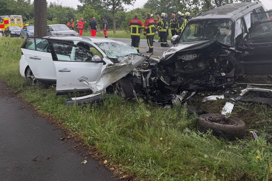 Fahrer bei heftigem Unfall in Renault eingeklemmt, auch Kind verletzt