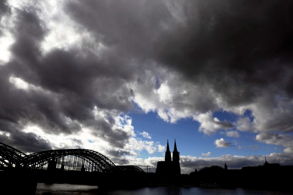 Die Menschen in NRW können am Wochenende nur auf wenig Sonne hoffen. Stattdessen wird es viele Wolken, zeitweise Regen und gelegentlich Auflockerungen geben. (Archivbild)