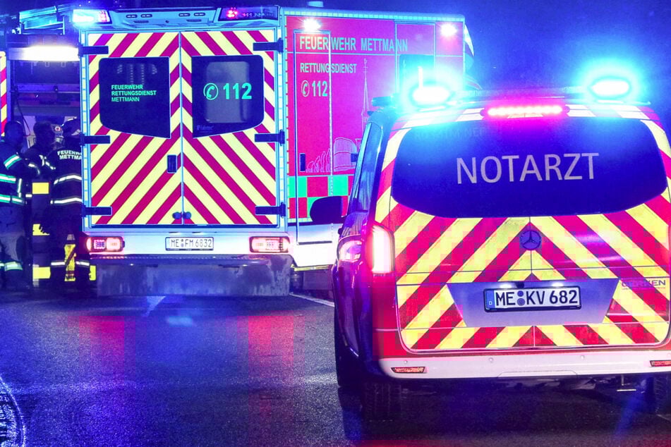 Rettungskräfte brachten die schwer verletzte 19-Jährige in ein Krankenhaus.