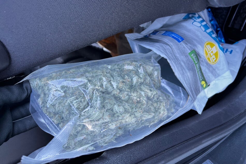 Von der Verpackung ließen sich die Zöllner nicht täuschen: Der Fahrer brachte 100 Gramm Marihuana nach Bayern.