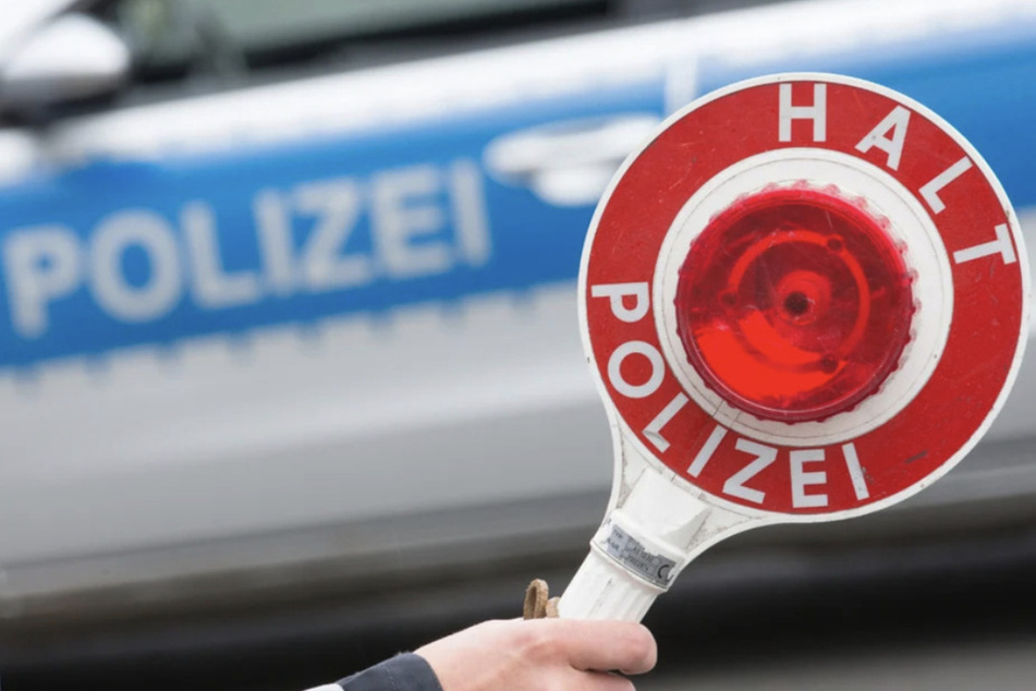 Gleich drei Polizisten wurden bei der Verfolgungsfahrt verletzt. (Symbolfoto)