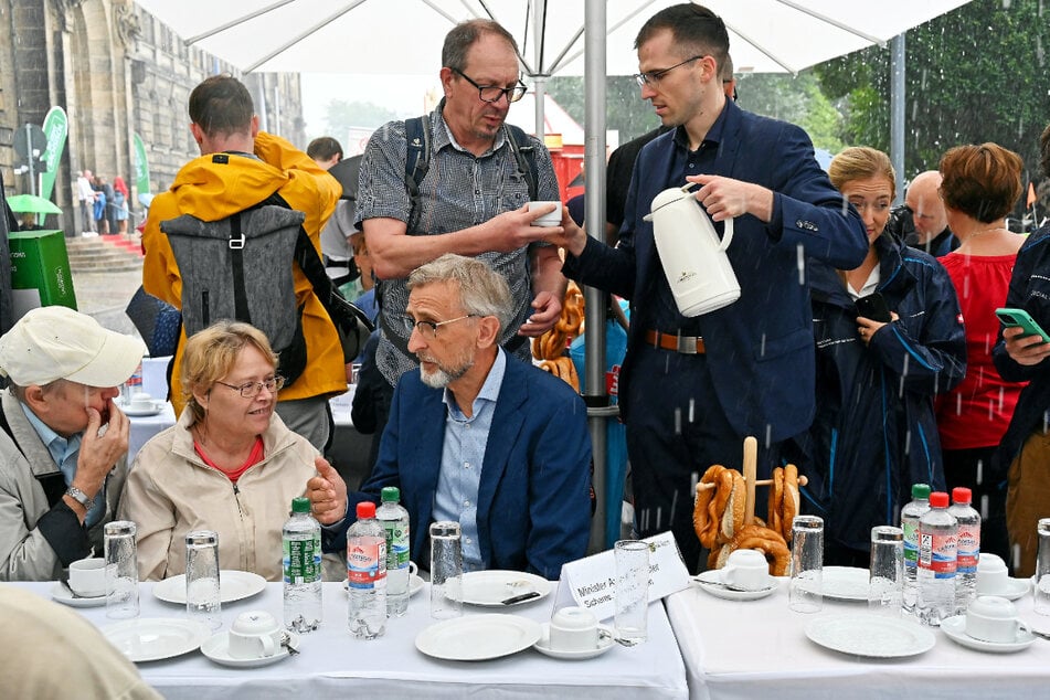 ... dann tat sich über Staatsminister Armin Schuster (63, CDU) und der restlichen Staatsregierung der Himmel auf.