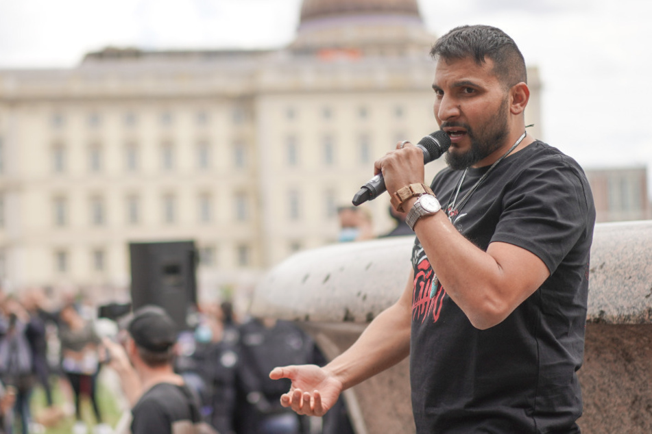 Anti-Corona-Aktivist Attila Hildmann spricht bei einer Demonstration gegen die Corona-Einschränkungen im Lustgarten