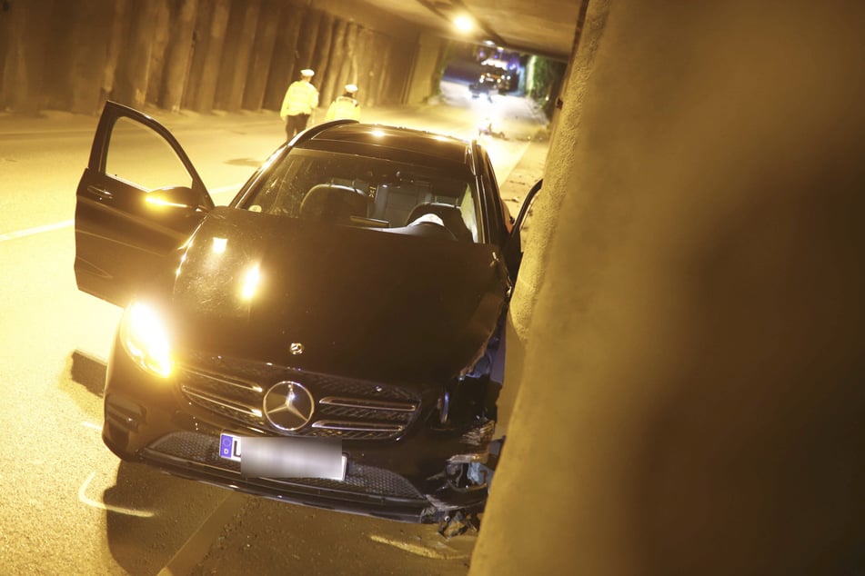 Der Mercedes GLC rastete in eine Mauer ...