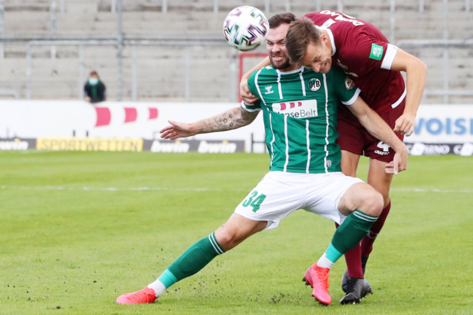 Krampf und Kampf bestimmten das Spiel. Lübecks Mittelstürmer Patrick Hobsch legt sich rein in den Zweikampf. Den Ball spielt aber Dresdens Tim Knipping mit dem Kopf.