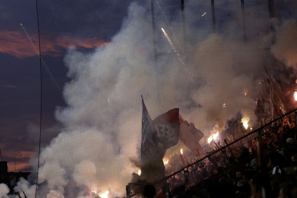 Das Spiel begann mit etwas Verspätung, die Kölner Anhänger vernebelten das Stadion durch das Zünden von Pyrotechnik.