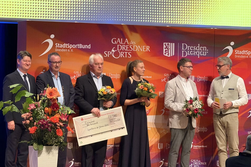 Die Zweitplatzierte Vivienne Morgenstern (M.) war bei den Frauen als einzige aus den Top-drei da. Jens Kühn (3.v.r.), der auch einen Preis fürs Lebenswerk bekam, nahm den Preis für die Siegerin Nele Reinwardt entgegen.