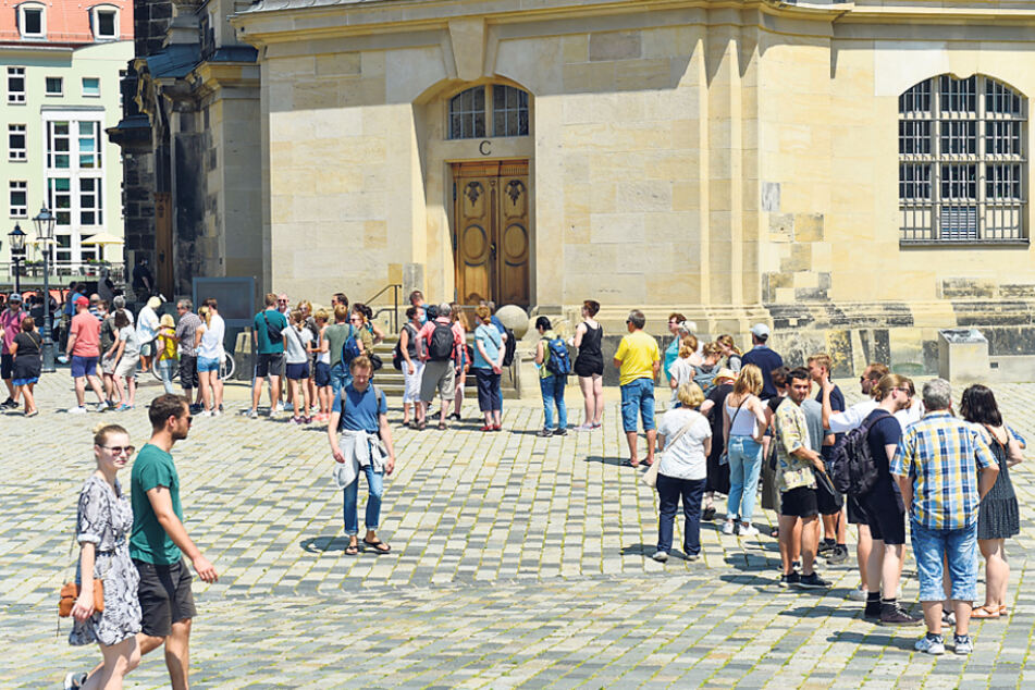 Auch beim Anstehen immer schön Abstand halten: Vor der Frauenkirche bildete sich schon wieder die gewohnt lange Warteschlange.
