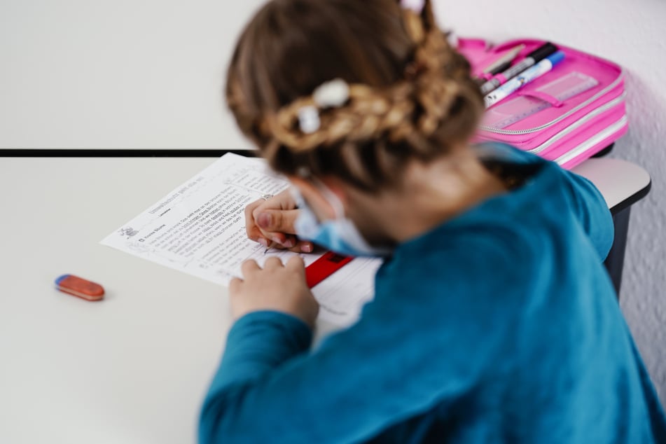 Corona hinterließ bei Kindern und Jugendlichen oftmals Lernrückstände. Das Corona-"Aufholprogramm" soll bei der Bewältigung der Lücken helfen.