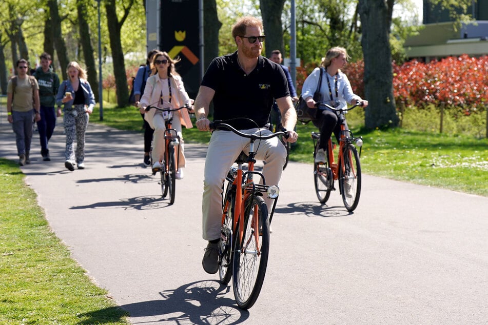 Prinz Harry (37) fährt während der Invictus Games 2022 im Zuiderpark in Den Haag Fahrrad.