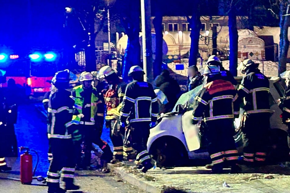 Smart kracht gegen Lichtmast: Fahrer eingeklemmt