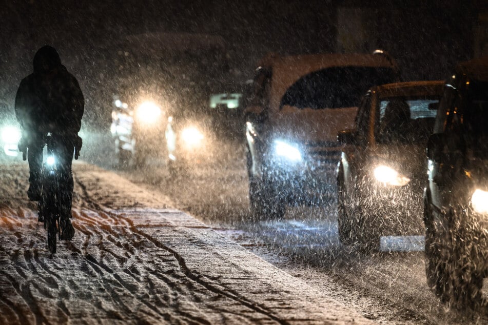Vorsicht auf den Straßen: Schnee- und Glättewarnung für Sachsen!