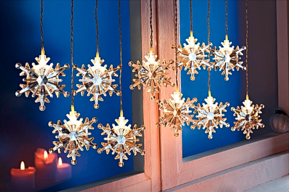 Eine wundervolle Weihnachtsbeleuchtung ist auch diese Lichterkette, die mit zehn Schneeflocken besetzt eine winterliche Romantik erzeugt.
