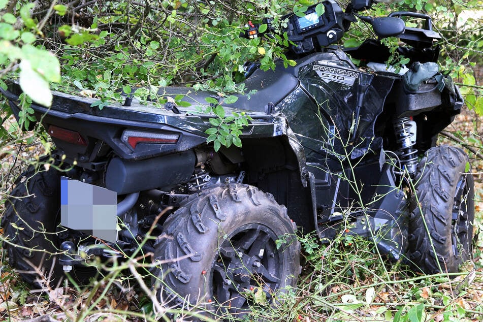 Das Quad prallte gegen einen Baum, der Fahrer wurde so schwer verletzt, dass er noch an der Unfallstelle starb.