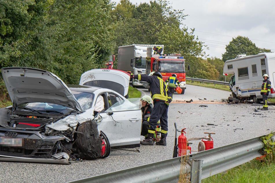 Verbotenes Überholmanöver geht schief: E-Audi kracht in Wohnmobil