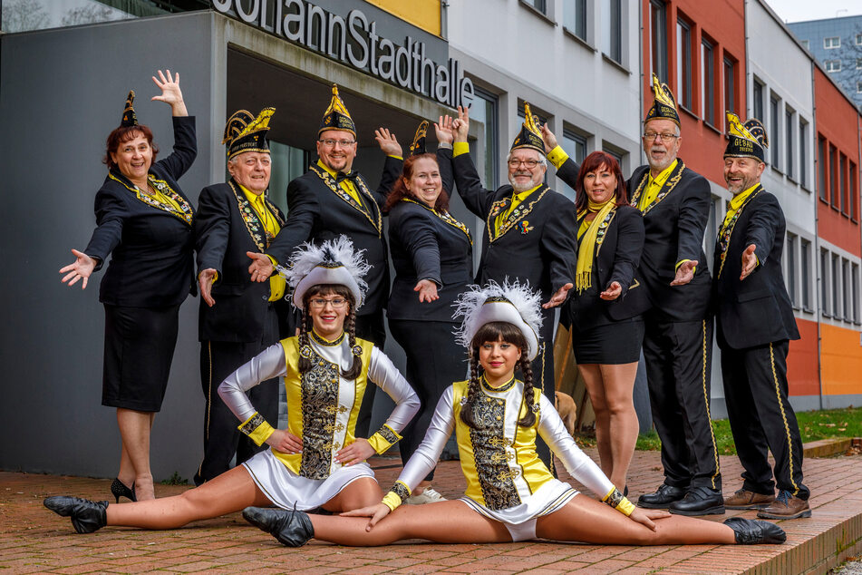Sie sind wahnsinnig erleichtert: Die Mitglieder des Karnevalsvereins "Elferrat Gebau Dresden" um Präsident Olaf Buschmann (55, r.) können in der Johannstadthalle feiern.