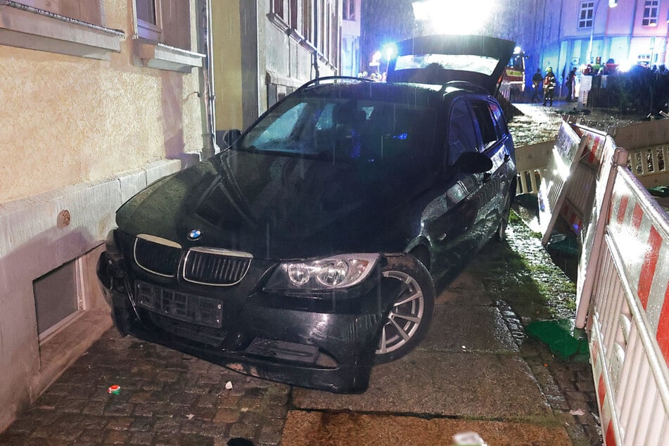 Suff-Fahrer kracht in Chemnitzer Hauswand