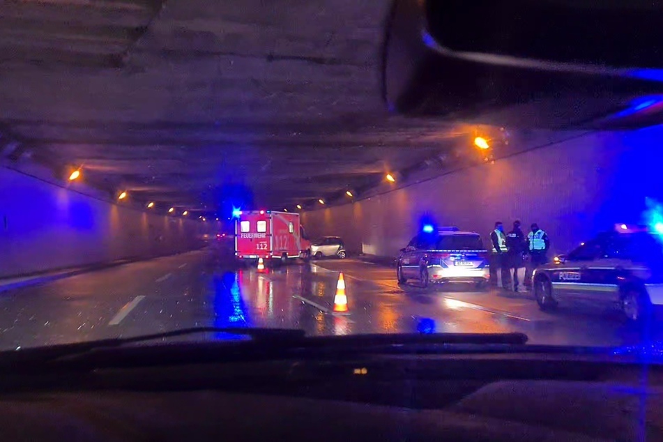 Auf der A103 ist ein Smart-Fahrer gegen eine Tunnelwand gekracht.